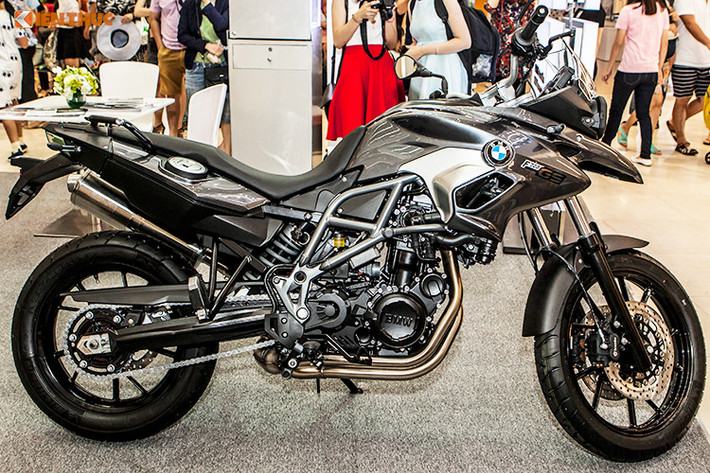 BMW F700GS là mẫu xe Adventure định hướng cho người mới chơi yêu thích dòng xe môtô địa hình nhưng chưa nhiều kinh nghiệm. Với đặc điểm yên thấp tăng khả năng cơ động và sử dụng hàng ngày. Hiện mẫu xe này đang được niêm yết với mức giá chính hãng là 339 triệu đồng - mức giá khuyến mãi hiện giảm thêm 10 triệu đồng.