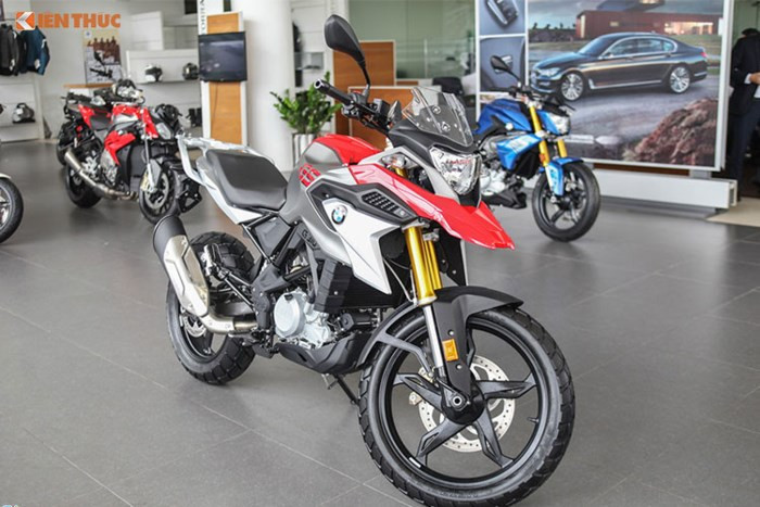 G310GS là phiên bản Adventure của G310R, hướng đến các tín đồ đam mê sự xê dịch và thích rong ruổi trên các cung đường. Mẫu xe phân khối nhỏ này thừa hưởng ngoại hình từ các đàn anh cao cấp GS, giúp người sử dụng đa dạng các cung đường. Tại thị trường Việt Nam, mức giá niêm yết chính hãng cho xe hiện là 209 triệu (giảm 10 triệu đồng).