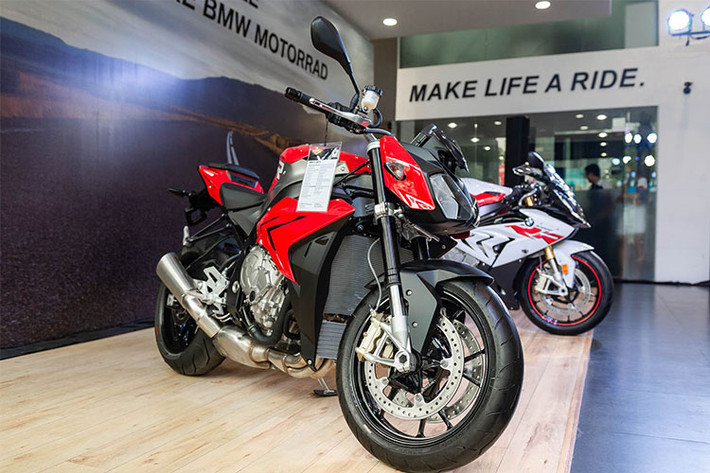 Đại diện BMW Motorrad Việt Nam cho biết, thời điểm hiện tại nhà phân phối xe môtô này đang hướng tới chiến lược về giá, thấp hơn so với các đơn vị nhập khẩu bên ngoài không chính hãng. Chính vì vậy mẫu giá xe môtô BMW S1000R tại Việt Nam hiện chỉ còn 469 triệu - mức giá khuyến mãi hiện giảm thêm 25 triệu còn 444 triệu đồng.