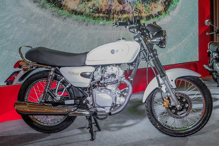 Theo đó, SYM Wolf phân phối phiên bản mới vẫn dùng động cơ 125cc nhưng tên được đổi thành Husky 125 Classic 2018. Xe có kích thước dài x rộng x cao lần lượt là 1.910 x 775 x 1055mm, khoảng cách 2 trục bánh xe 1.210mm, chiều cao yên so với mặt đất là 775mm.