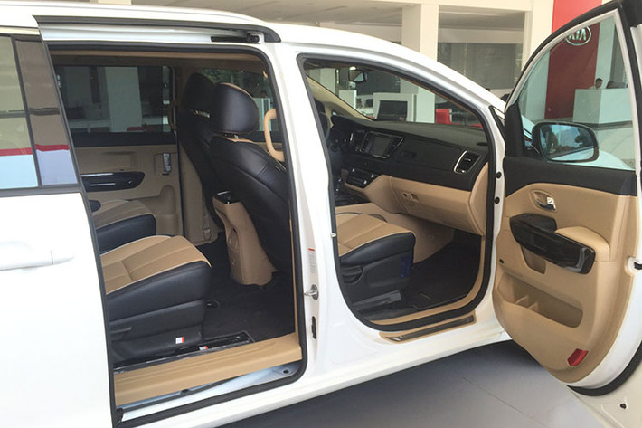 Giống như đời cũ, Kia Sedona sẽ tiếp tục được trang bị cửa trượt phía sau có thể đóng mở bằng điện chỉ bằng một nút bấm. Bước vào cabin, những chủ xe Sedona phiên bản 2019 sẽ dễ dàng nhận ra rằng chiếc xe đã được đổi sang sử dụng phanh tay điện tử, thay vì phanh cơ như trước đây.
