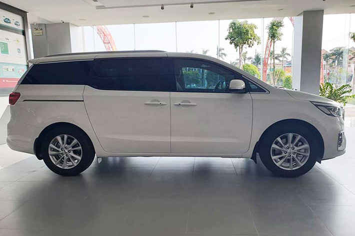 Là phiên bản nâng cấp facelift giữa đời nên thoạt nhìn qua Kia Sedona (tên gọi Carnival tại quê nhà Hàn Quốc) sẽ không thay đổi nhiều so với phiên bản hiện tại về tổng thể và kích thước, xe vẫn duy trì kích thước DxRxC lần lượt: 5.115 x 1.985 x 1.755 mm và chiều dài cơ sở 3.060 mm.