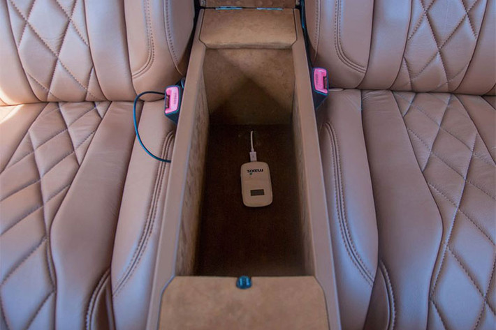 Hàng ghế thứ 3 đã bị chủ xe loại bỏ hoàn toàn & trần xe mô phỏng bầu trời sao trên xe Rolls-Royce được làm thủ công với bóng đèn sợi quang.