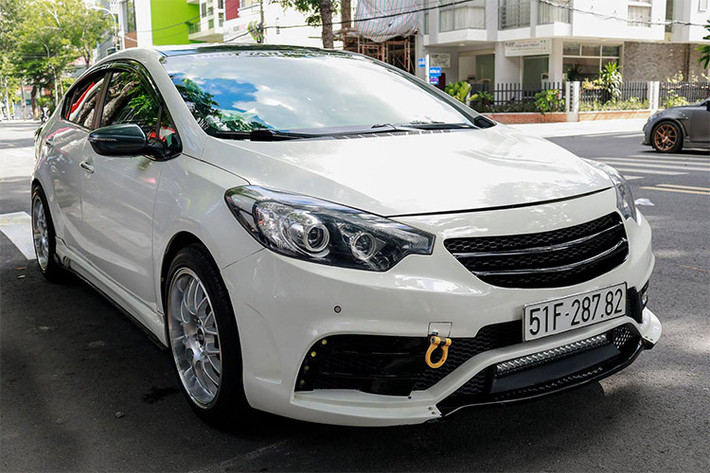 Mẫu xe giá rẻ Kia K3 là dòng xe đời cũ của mẫu Kia Cerato đang bán ra tại thị trường Việt Nam hiện nay. Tuy nhiên ngoại hình của chiếc xe sedan nhà Kia này vẫn còn khá hấp dẫn và là cảm hứng độ xe cho nhiều người do mức giá phù hợp cũng như phong cách không hề cũ.