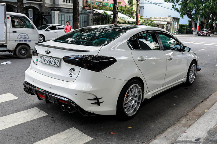 Phần cản trước được tinh chỉnh có phần giống phong cách của những chiếc A45 AMG từ Mercedes. Phía sau của xe cũng được làm mới lại rất hầm hố, với bộ khuếch tán khí động học dưới cản sau, đi kèm là cụm 4 ống xả được chia đều ra 2 bên khiến xe mạnh mẽ hơn.