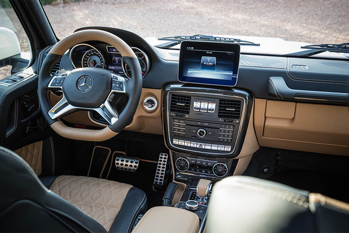Về nội thất, mẫu xe địa hình hạng sang Mercedes-Maybach G650 Landaulet được chia thành 2 phần cách biệt bao gồm khoang lái và khoang hàng khách. Hàng ghế ông chủ phía sau được trang bị ghế với đầy đủ chức năng như: chỉnh điện, đệm bơm khí, massage, màn hình giải trí,...