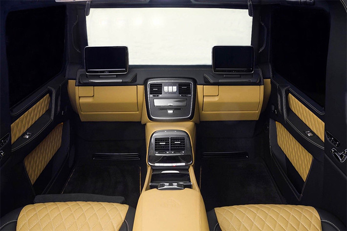 Với trục cơ sở lớn, Mercedes có thể lắp cho G650 Cabriolet hàng ghế sau ngả thoải mái như những chiếc S-Class Maybach. Các trang bị của hàng ghế sau trên G650 Cabriolet cũng không hề thua kém những "người anh em" siêu sedan hạng sang khi chiếc xe sở hữu nhiều tính năng độc đáo.