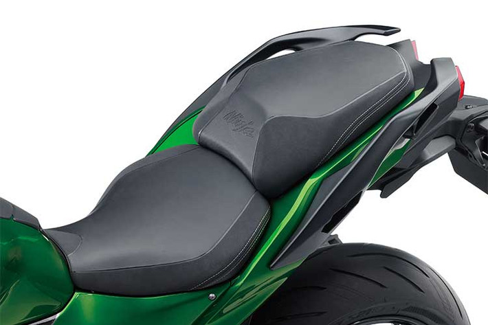 Với phần đuôi xe mới cùng yên sau lớn hơn, Ninja H2 SX đem tới cảm giác thoải mái hơn cho người ngồi sau, đồng thời giúp người dùng có thể lắp thêm thùng đồ 2 bên khi cần. Ninja H2 SX cũng có 2 tùy chọn yên là tiêu chuẩn và yên thấp với chiều cao lần lượt là 835 mm và 820 mm.