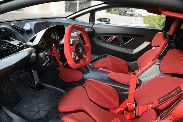 Đáng chú ý là chủ xe tại Seattle, Mỹ đã rao bán chiếc siêu xe này trên toàn thế giới nhờ mạng xã hội, thay vì thông qua các đại lý. Tên của "siêu bò" Sesto Elemento có nghĩa là “nguyên tố thứ sáu” trong tiếng Ý và ám chỉ Sesto Elemento là mẫu xe được chế tạo với rất nhiều sợi carbon.