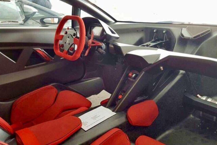 Bên cạnh đó là thân vỏ bằng nhựa gia cố sợi carbon CFRP, tương tự trục truyền động. Chưa hết, siêu xe này còn đi kèm vành la-zăng bằng sợi carbon, hệ thống phanh gốm-carbon và ống xả làm từ hợp chất thủy tinh-gốm tiên tiến. Tất cả kết hợp lại giúp Lamborghini Sesto Elemento chỉ nặng đúng 999 kg.