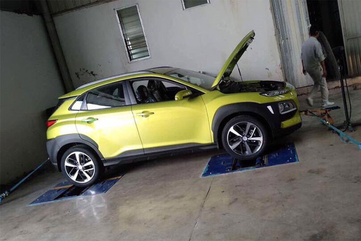 Kona là một chiếc crossover SUV phát triển trên khung sàn xe hạng B, cạnh tranh trực tiếp với Honda HR-V. Về ngoại thất, Kona mang phong cách trẻ trung, năng động khỏe khoắn theo đúng lối thiết kế mới của nhà sản xuất xe Hàn Quốc như lưới tản nhiệt kiểu thác đổ “Cascading”.