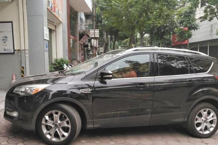 Tuy là mẫu xe đời cũ và không còn được phân phối chính hãng tại thị trường Việt Nam, nhưng nó cũng đã được một nhân viên tại đại lý xe nhập khẩu tư nhân "thét giá" lên đến 1,2 tỷ đồng - một mức giá mà không phải ai cũng có khả năng sở hữu, ngoài niềm đam mê với thương hiệu Ford.