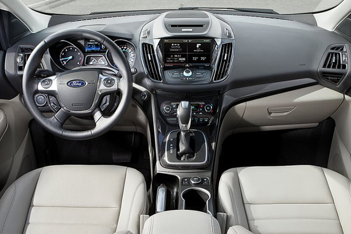Đáng tiếc là hiện hình ảnh nội thất của chiếc Ford Escape 2014 tại Việt Nam không được chụp lại. Chỉ biết rằng, tuy là đời cũ nhưng xe cũng được trang bị khá nhiều công nghệ hiện đại như hỗ trợ phanh khẩn cấp, cảnh báo điểm mù, hệ thống thông tin giải trí SYNC với kết nối MyFord Touch.