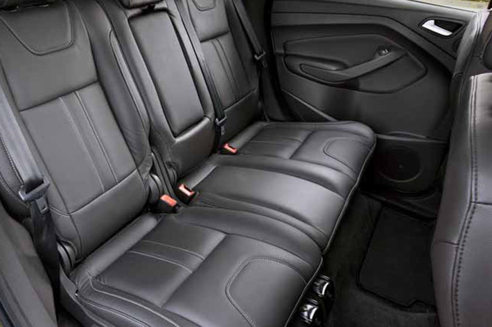 So với các đối thủ khác cùng phân khúc là Toyota RAV4 và Honda CR-V, Ford Escape có cùng kích thước động cơ với 5 chỗ ngồi, các hàng ghế đều được bọc da và không gian nội thất rộng rãi hơn. Bên cạnh đó việc sở hữu thiết kế năng động và nam tính và có tiếng về mức độ tin cậy cũng ghi điểm cho mẫu xe này ở thị trường nước ngoài.