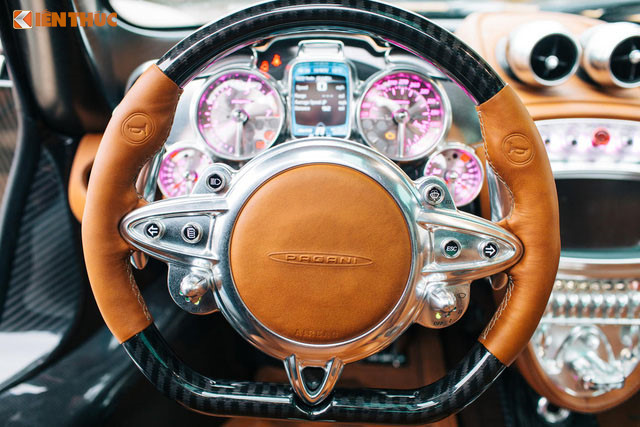 Pagani Huayra của Minh Nhựa đang đi đăng kiểm biển số mang ngoại thất màu cam nóng bỏng, đây cũng là "thần gió" hiếm hoi trên thế giới có bộ áo này. Quá trình mua siêu xe được Minh "Nhựa" bay sang Dubai thực hiện tại một đại lý khá nổi tiếng là Al Ain Class Motors.