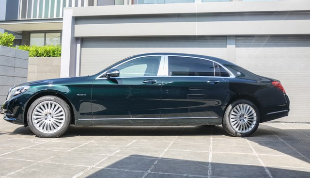 Phía đuôi của chiếc xe sang này có sự khác biệt so với bản tiêu chuẩn ở cặp ống xả kép AMG mạ crôm hay dòng chữ Maybach. Đặc biệt, khách hàng mua xe Mercedes-Maybach có thể lựa chọn 462 sự kết hợp khác nhau giữa màu sơn ngoại thất/màu nội thất/loại gỗ quý/loại mâm xe...