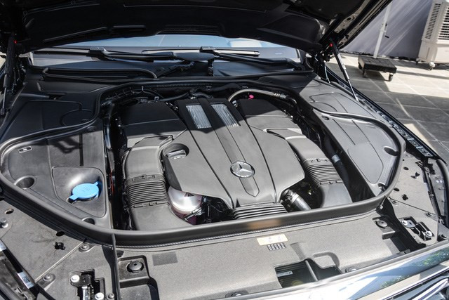 Mercedes-Maybach S 400 4Matic cũng sở hữu khối động cơ thấp hơn so với hai đàn anh (S600 sử dụng động cơ V12 và S500 sử dụng động cơ V8) động cơ V6 tăng áp kép dung tích 3.0 lít. Xe đạt công suất cực đại 333 mã lực và mô-men xoắn cực đại 480 Nm cùng khả năng tăng tốc 0-100 km/h trong 6,1 giây.