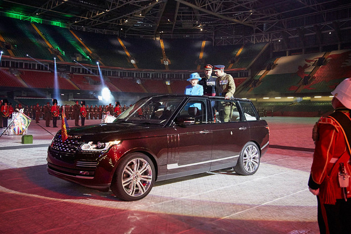 Bên cạnh Bentley, chiếc Range Rover 2015 "hàng thửa" của Nữ hoàng Anh Elizabeth đệ nhị gây ấn tượng với mui mở ở khoang hành khách. Thiết kế này cho phép Nữ hoàng Elizabeth II đứng trong xe và vẫy tay chào mọi người. Xe được phát triển dựa trên phiên bản trục cơ sở dài, chiếc Range Rover LWB Landaulet 2015 sử dụng hệ dẫn động hybrid diesel-điện tiết kiệm nhiên liệu và thân thiện với môi trường.