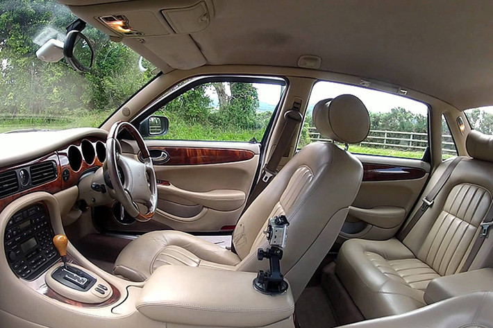 Ngoài ra, chiếc Jaguar Daimler V8 Super LWB còn có những nút bấm đặc biệt để đưa không khí vào bên trong xe. Trao đổi với hãng Daimler, Nữ hoàng Anh khẳng định bà muốn tận hưởng không khí trong lành khi lái xe nhưng không thích bị gió thổi thẳng vào mặt. Tiếp đến là bật lửa điện tử đi kèm nút bấm bí mật, có tác dụng kích hoạt đèn neon được giấu kín để các mật vụ xác định vị trí của Nữ hoàng...