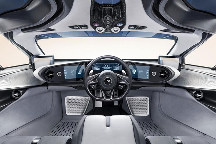 Bên trong của siêu xe McLaren Speedtail là không gian nội thất chỉ có 3 chỗ ngồi với ghế lái bằng sợi carbon nằm giữa, tương tự huyền thoại F1. Hai bên là ghế hành khách được tích hợp vào bộ khung liền thân.