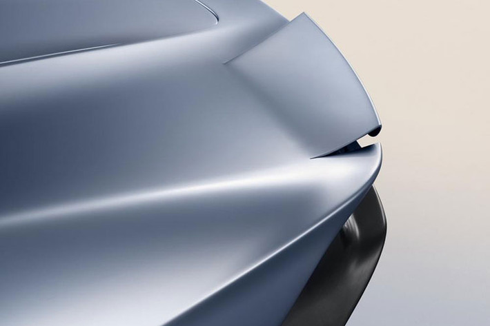 Tuy nhiên, điểm nhấn trên phần thân vỏ của McLaren Speedtail lại nằm ở cánh gió chủ động ở đuôi xe. Cánh gió này không cần đến đường cắt shutline trên thân vỏ, từ đó đảm bảo sự liền mạch trong thiết kế. Trên thực tế, hãng McLaren muốn giảm số lượng đường cắt trên thân xe càng nhiều càng tốt.