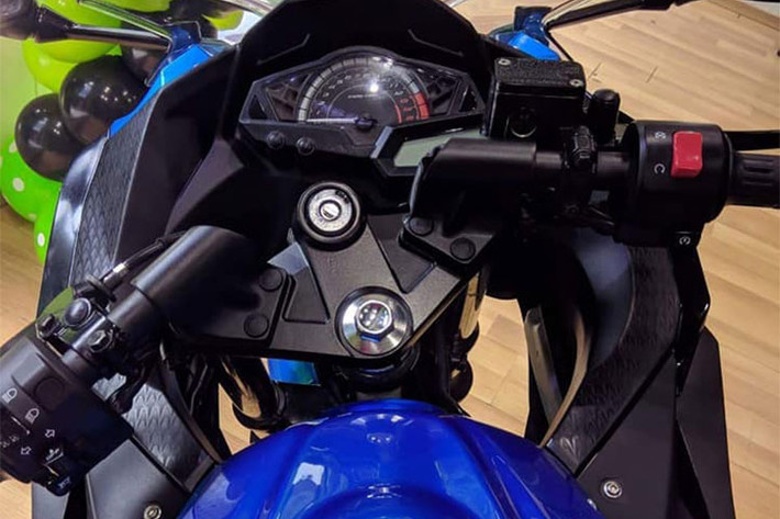 Mặt đồng hồ xe môtô thể thao Ninja 300 có báo tua chiếm phần lớn diện tích, cùng với màn hình hiển thị đa thông tin nằm ở một góc. Bình xăng có dung tích 17 lít của xe thiết kế lõm hai bên để người lái dễ dàng ốp gối khi tăng tốc hoặc vào cua. Các nút bấm điều khiển đơn giản, dễ sử dụng.