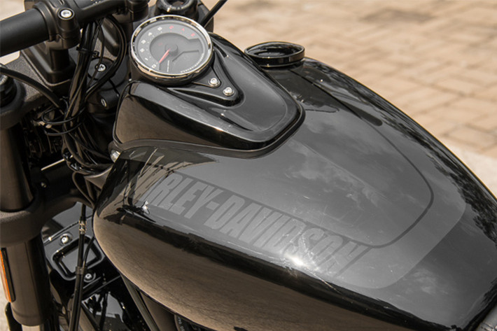 Khung ống thép trên Fat Bob được thiết kế lại cứng hơn 65% so với trước đó, với hệ thống khung mới này có ít hơn 50% chi tiết, và 22% điểm mối hàn, với khối động cơ lắp trực tiếp, khung gầm của Fat Bob mới này cứng hơn 34% giúp xe giảm trọng lượng nhẹ hơn 15 kg so với trước.