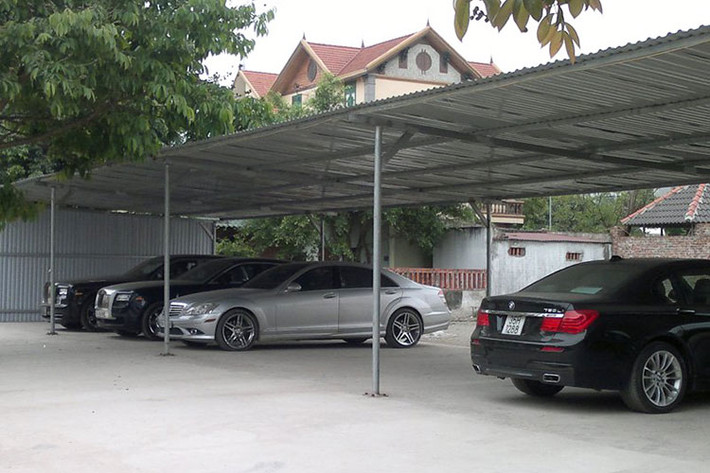 Nếu phải bắt buộc để xe ngoài trời, nên lựa chọn chỗ thoáng mát và sạch sẽ, sử dụng bạt che xe ôtô để tránh khỏi những điều kiện thời tiết như mưa, bụi, sương,… có thể làm hỏng các chi tiết ở ngợi thất xe của bạn.