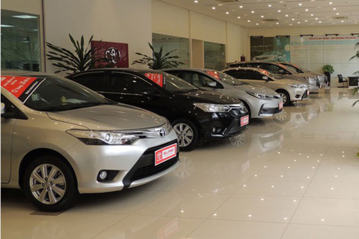 Để hạn chế việc mất giá, khi mua xe bạn nên ưu tiên chọn mua những thương hiệu xe có giá trị. Bởi lẽ, những chiếc xe có thương hiệu sẽ giữ được giá, vì vậy sau thời gian sử dụng vẫn có thể bán lại mà ít lỗ hơn. Tại Việt Nam, hiện tại, những mẫu xe ôtô cũ của Toyota, Honda đang là những mẫu xe có giá trị thanh khoản cao nhất.