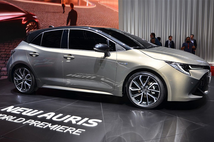 Ra mắt tại Geneva 2018, Toyota Auris Không còn vẻ ngoài trung tính như đời cũ, chiếc xe đã được Toyota thiết kế lại hoàn toàn, ấn tượng và thể thao hơn nhiều. Về kích thước, chiều dài tổng thể đã tăng thêm 40mm, khiến cho dáng xe “trường” hơn. Trong khi đó, chiều cao của Auris cũng đã được hạ thấp 25mm để tạo “thế” rộng và thấp cho chiếc xe.