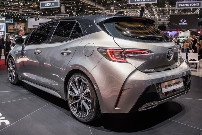 Phiên bản rẻ tiền nhất của Toyota Auris hatchback 2018 sẽ sở hữu khối động cơ xăng tăng áp 1.2l, kèm 114 mã lực và sẽ không có động cơ điện trợ lực. Ngoài ra Auris còn có lựa chọn động cơ 4 xi-lanh thẳng hàng 1.8l tương tự C-HR và Prius, đem tới công suất 120 mã lực.