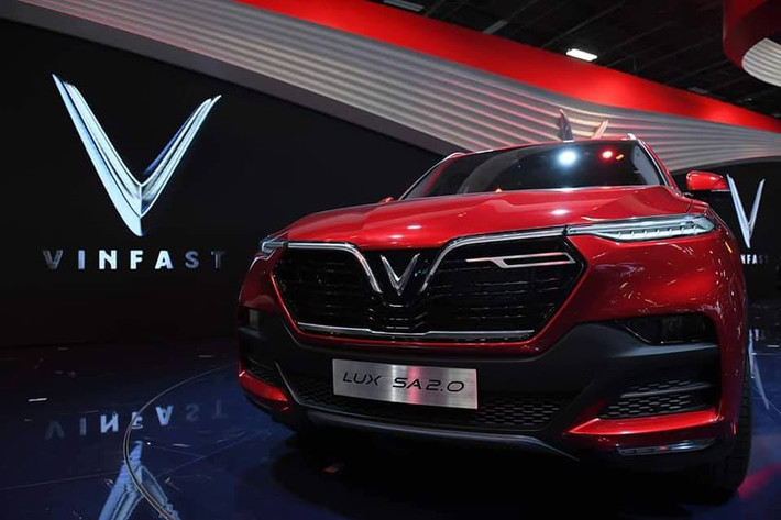 Bên cạnh đó, VinFast LUX SA2.0 còn có những nét khỏe khoắn đặc trưng của một mẫu SUV, thể hiện qua chi tiết mặt trước sắp xếp "cơ bắp" hơn, phối hợp với ốp gầm vuốt lên cản trước tạo chất “dã chiến”.