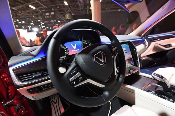 Nếu như bản sedan hướng tới cái chất lịch lãm sang trọng thì mẫu xe SUV VinFast LUX SA2.0 lại nhắm đến yếu tố thể thao, năng động hơn nhờ cách lựa chọn màu sắc không chỉ ở lớp sơn đỏ bên ngoài mà còn các chi tiết bọc da màu trắng cao cấp phía bên trong khu vực nội thất.