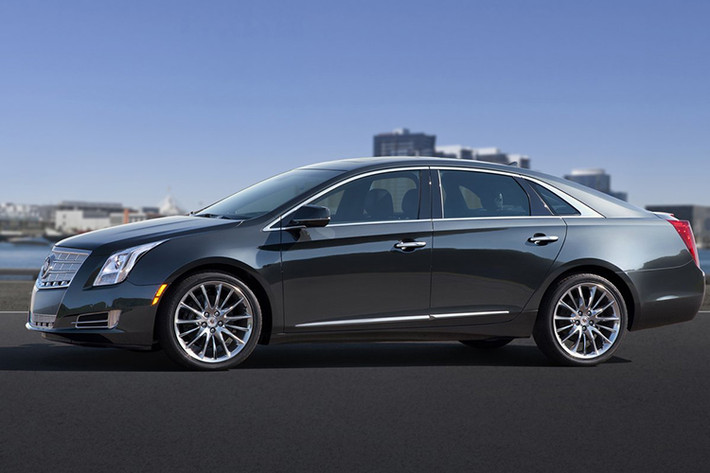 Theo đại diện của hãng xe sang Cadillac, Mỹ cho biết - cả đèn pha lẫn đèn hậu của phiên bản XTS 2018 mới này đều đã được trang bị bóng LED tiêu chuẩn. Bên sườn là các bộ vành mới có đường kính 19 và 20 inch.