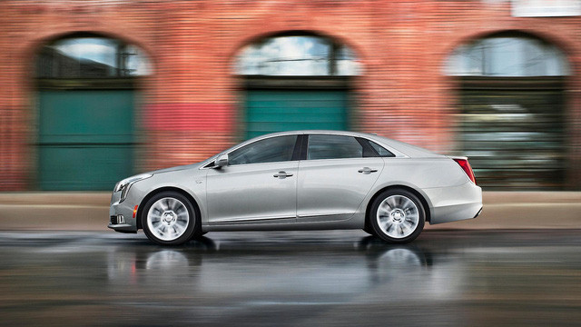 Trong khi đó, bản V-Sport sử dụng động cơ V6 tăng áp kép mưới với công suất tối đa 410 mã lực và hệ dẫn động 4 bánh toàn thời gian tiêu chuẩn.