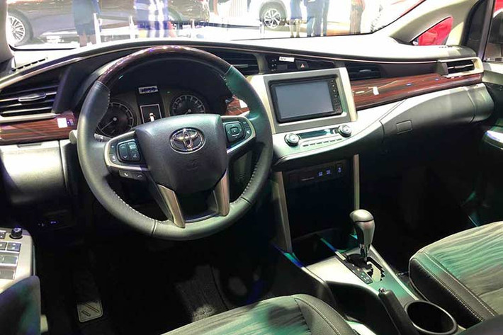 Mẫu xe Toyota Innova bản 2.0V là bản cao cấp nhất sở hữu các tính năng như đèn pha LED Project tự động bật tắt; gương ngoài gập điện mạ chrome; khởi động bằng nút bấm, chìa khóa thông minh; la-zăng 17 inch.
