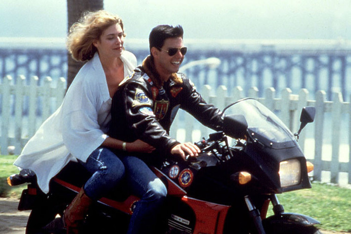 Vào thời điểm Top Gun ra màn ảnh rộng vào năm 1986, Tom Cruise mới chỉ 24 tuổi. Trong phần 1 của Top Gun 1986, Pete Mitchell do nam tài tử này thủ vai, đã có một số cảnh ấn tượng với chiếc xe môtô Kawasaki GPZ900R, đây cũng là chiếc xe nhanh nhất vào thời điểm đó.