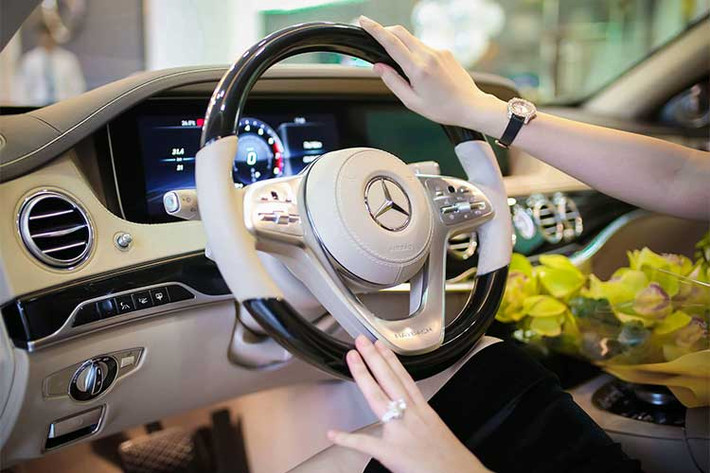 Gỗ ốp trên mẫu xe sang này có thêm tùy chọn mới, đèn nền dạng LED với 64 màu sắc khác nhau. Về an toàn, Mercedes-Maybach S450 4Matic 2018 có hàng loạt công nghệ hiện đại như hỗ trợ chuyển làn đường thích ứng.