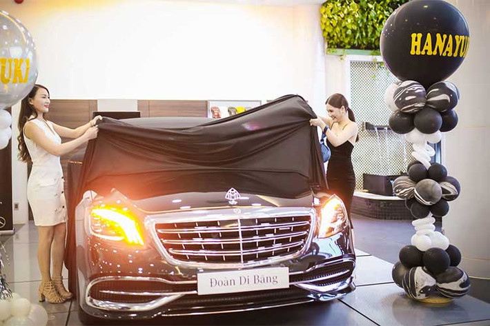 Được biết, đây là nữ doanh nhân đầu tiên tậu chiếc xe sang Mercedes-Maybach S450 4Matic 2018 màu xanh lục bảo tại Việt Nam. Đây cũng là phiên bản thấp nhất trong dòng sản phẩm xe siêu sang Mercedes-Maybach của S-Class 2018 sắp được giới thiệu ra thị trường trong năm nay.
