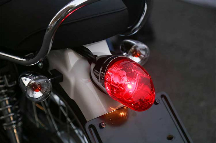 Hãng xe máy SYM thiết kế tay xách sau đơn giản kèm một móc khoá treo đồ tiện lợi, an toàn ở phía sau rất phù hợp để treo mũ bảo hiểm. Cụm đèn hậu thiết kế khá lạ với bóng halogen, cùng xi nhân tương tự đèn pha.