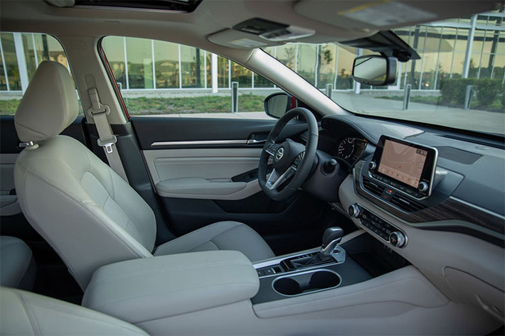 Ngoài ra, người mua có quyền truy cập vào hệ thống Nissan ConciergeSM - Đây là một dịch vụ trợ giúp đặt biệt cho phép người sử dụng truy cập trực tiếp 24/7 để đặt chỗ ăn tối, mua vé sự kiện v.v.. qua đồng hồ thông minh hoặc ứng dụng loa thông minh. Dịch vụ này miễn phí trong 3 năm đầu dành cho những khách hàng mua xe.