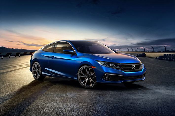 Phiên bản Honda Civic 2019 mới không khác nhiều so với người tiền nhiệm vè kích thước, kiểu dáng. Chỉ có một số thay đổi nếu nhìn kỹ mới thấy, chẳng hạn phần trên mặt trước sơn đen, thiết kế phía dưới cũng thay đổi nhẹ. Hốc gió thành một khối thay vì chia làm ba như trước đây.