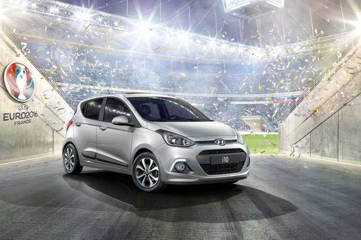 Trần của xe màu đen và một số chi tiết được bọc vải nội thất Go! SE. Huyndai i10 Go! SE sẽ có 4 màu sơn: xanh lam, xám, đen và trắng.