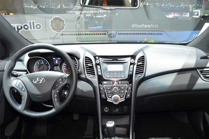 Thiết kế cản trước của xe giống của bản i30 Fastback, gương cửa màu đen bóng, cửa kính phủ tối màu, trần xe màu đen, bọc vải nội thất Go! SE và hệ thống điều hoà tự động hai vùng. Về màu sơn, cũng có 4 màu như hai mẫu trên, nhưng màu xám được chuyển từ tông xám xanh (Stardust Grey) sang xám chì (Micron Grey).