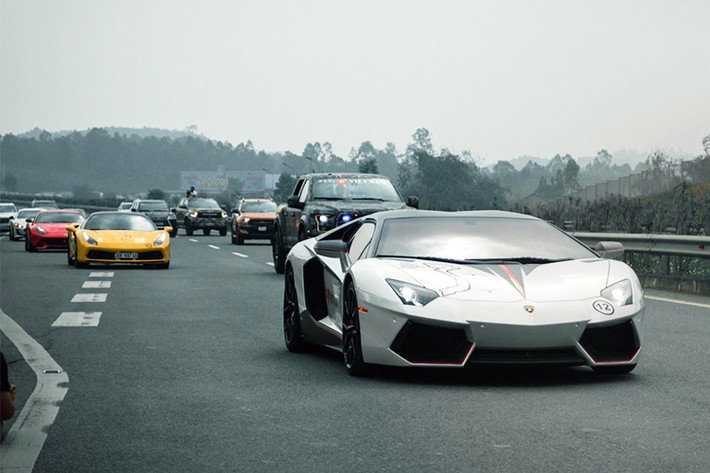 Ferrari 488 GTB (2 chiếc). Ferrari F12 Berlinetta, Ferrari 458 Italia độ Liberty Walk, Ferrari California T hay Porsche 911 GT3 RS. McLaren 650S Spider là thành viên duy nhất không theo đoàn lên Sapa.