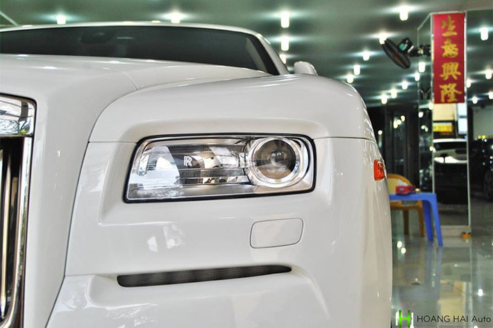 Chiếc xe sang Rolls-Royce Wraith này sở hữu màu sơn trắng được làm mới lại theo yêu cầu của đại gia Đặng Lê Nguyên Vũ. Phần đầu xe được trang bị cụm đèn pha LED lớn dạng hình chữ nhật tương đồng với thiết kế của bộ lưới tản nhiệt, một dải đèn LED nằm ngang chiếu sáng ban ngày, biểu tượng Spirit of Ecstasy nằm ở chính giữa đầu xe.