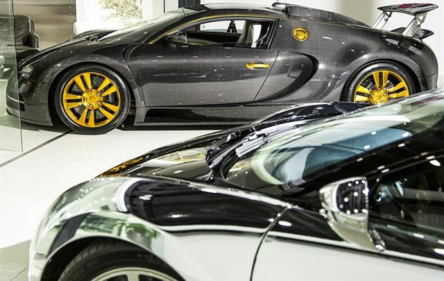 Ngoài ra, Bugatti Veyron Mansory Linea Vincero còn được bổ sung vô lăng, ghế, cụm điều khiển trung tâm và gương ngoại thất hoàn toàn mới.