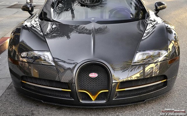Không dừng ở đó, hãng Mansory còn bổ sung gói phụ kiện đầy đủ cho chiếc Bugatti Veyron có một không hai này. Gói phụ kiện bao gồm cản va trước/sau, cánh gió trước, dải đèn LED định vị ban ngày và chữ "V" cách điệu trong lưới tản nhiệt mới.