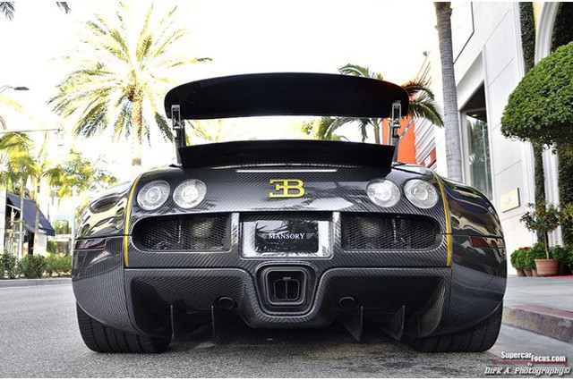 Bên sườn Bugatti Veyron Mansory Linea Vincero xuất hiện cánh lướt gió mới. Trong khi đó, ở đằng sau có hốc gió cỡ lớn hơn để tăng cường làm mát khoang động cơ.