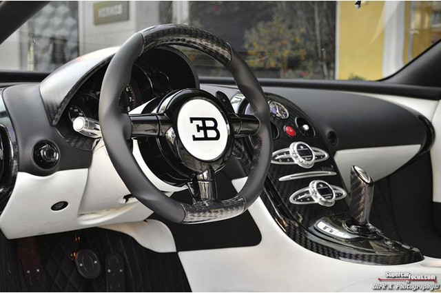 Hiện trang Dupont Registry không đăng giá bán cụ thể của chiếc Bugatti Veyron Mansory Linea Vincero. Trong khi đó, hãng độ Mansory đã đưa ra giá bán lên đến 985.000 đô la cho gói độ dành cho chiếc Bugatti Veyron. Dự đoán, chiếc Bugatti Veyron Mansory Linea Vincero độc nhất thế giới này sẽ có giá không dưới 3 triệu đô la.